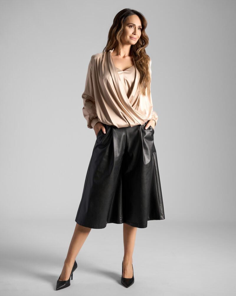 Bluza Petrecută Din Satin Cu Un Design Elegant Și Sofisticat Crem