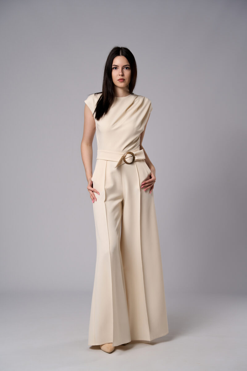 Salopetă Atena elegantă din stofă cu pantaloni evazați crem - imagine 4