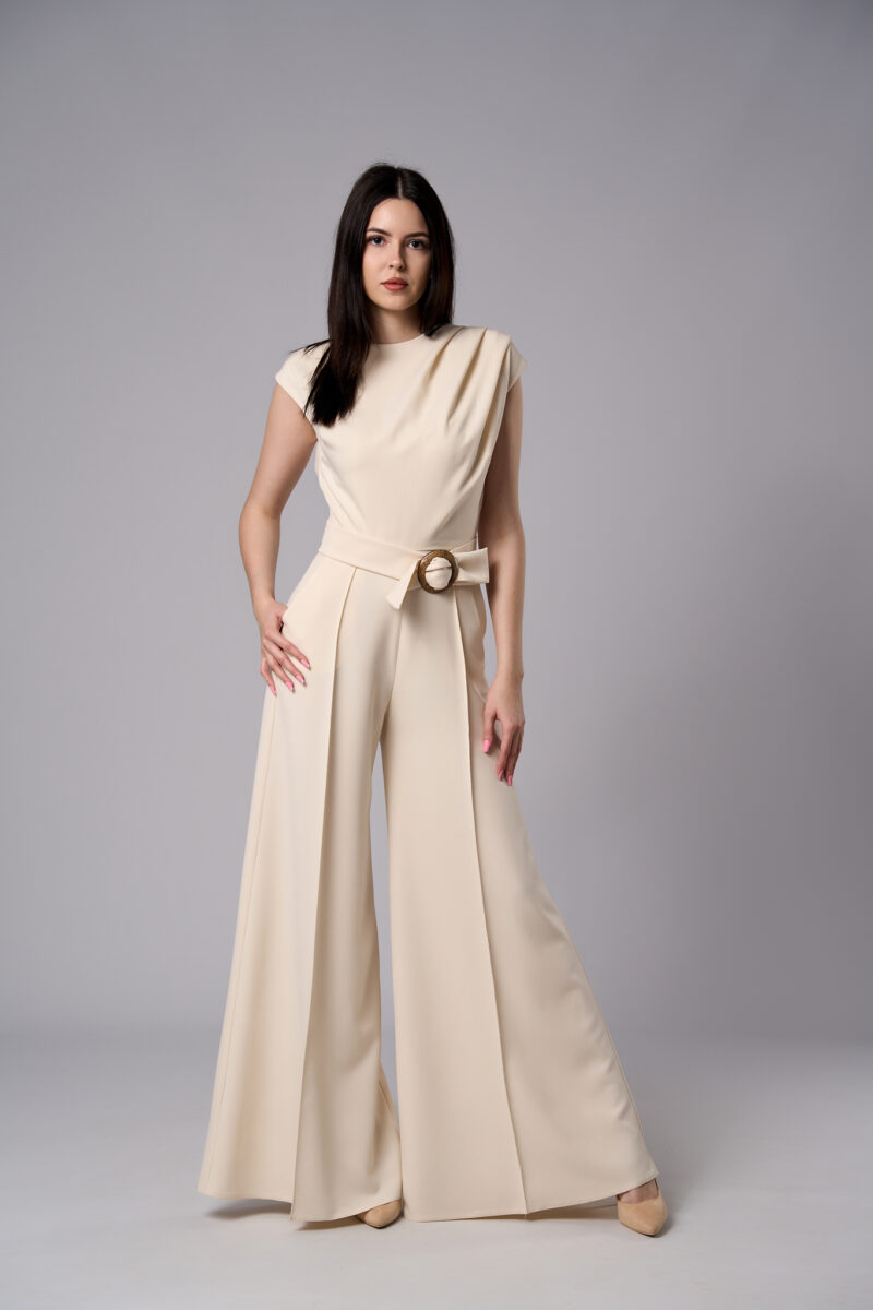 Salopetă Atena elegantă din stofă cu pantaloni evazați crem