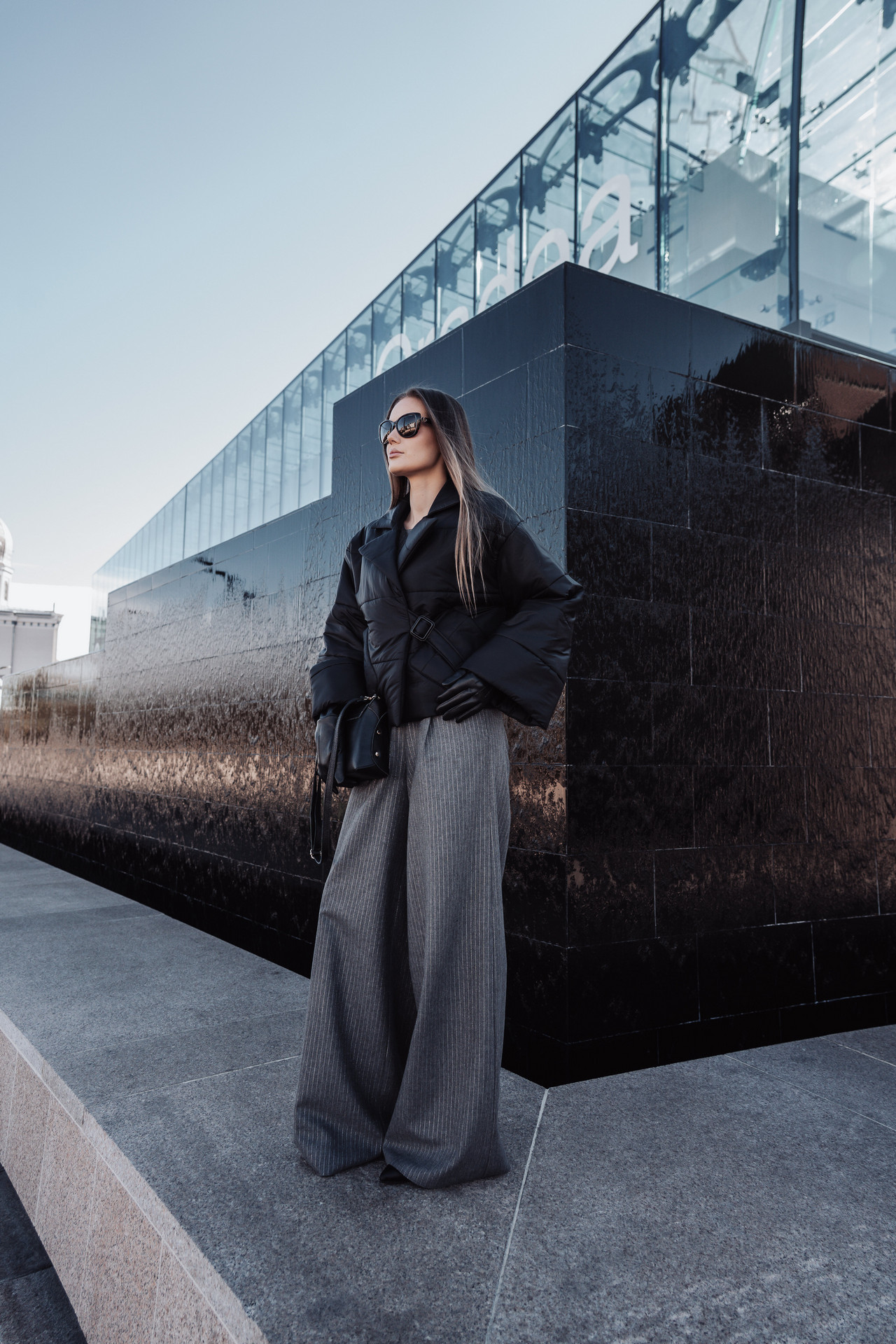 Jachetă neagra din fâș cu închidere petrecută, cordon și guler cu rever Greta