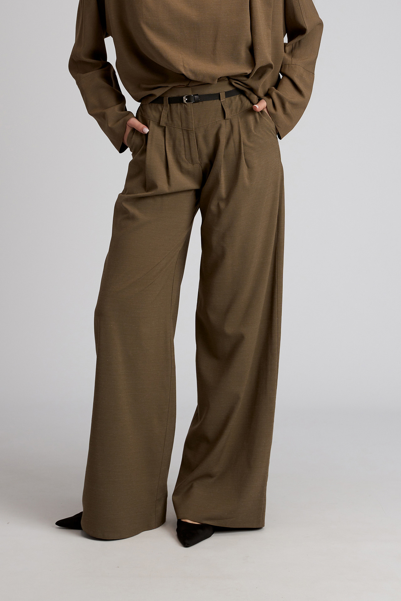 Pantaloni largi din stofă cu pliuri laterale si betelie cu gaici Nadia - imagine 4