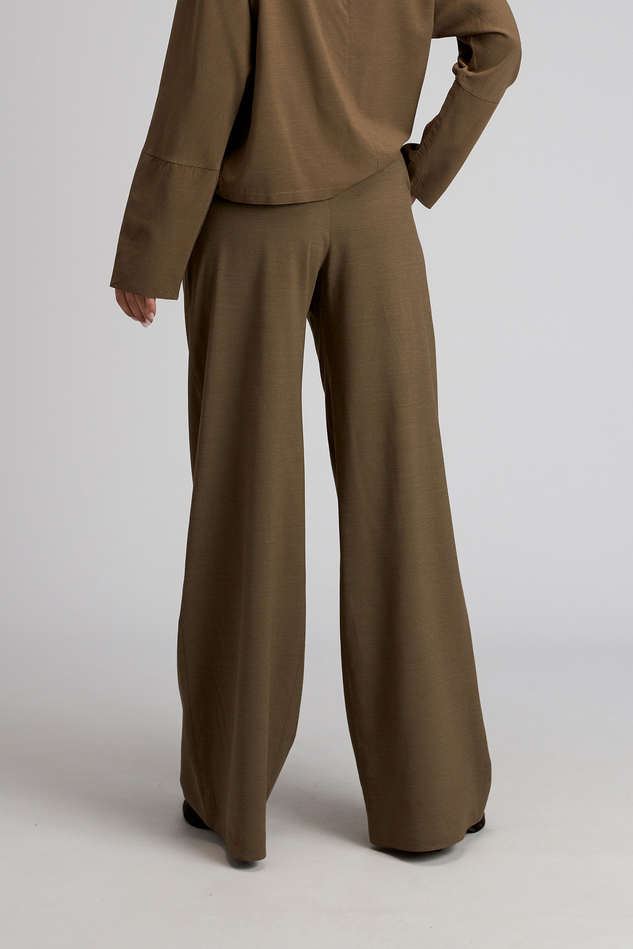 Pantaloni largi din stofă cu pliuri laterale si betelie cu gaici Nadia - imagine 5