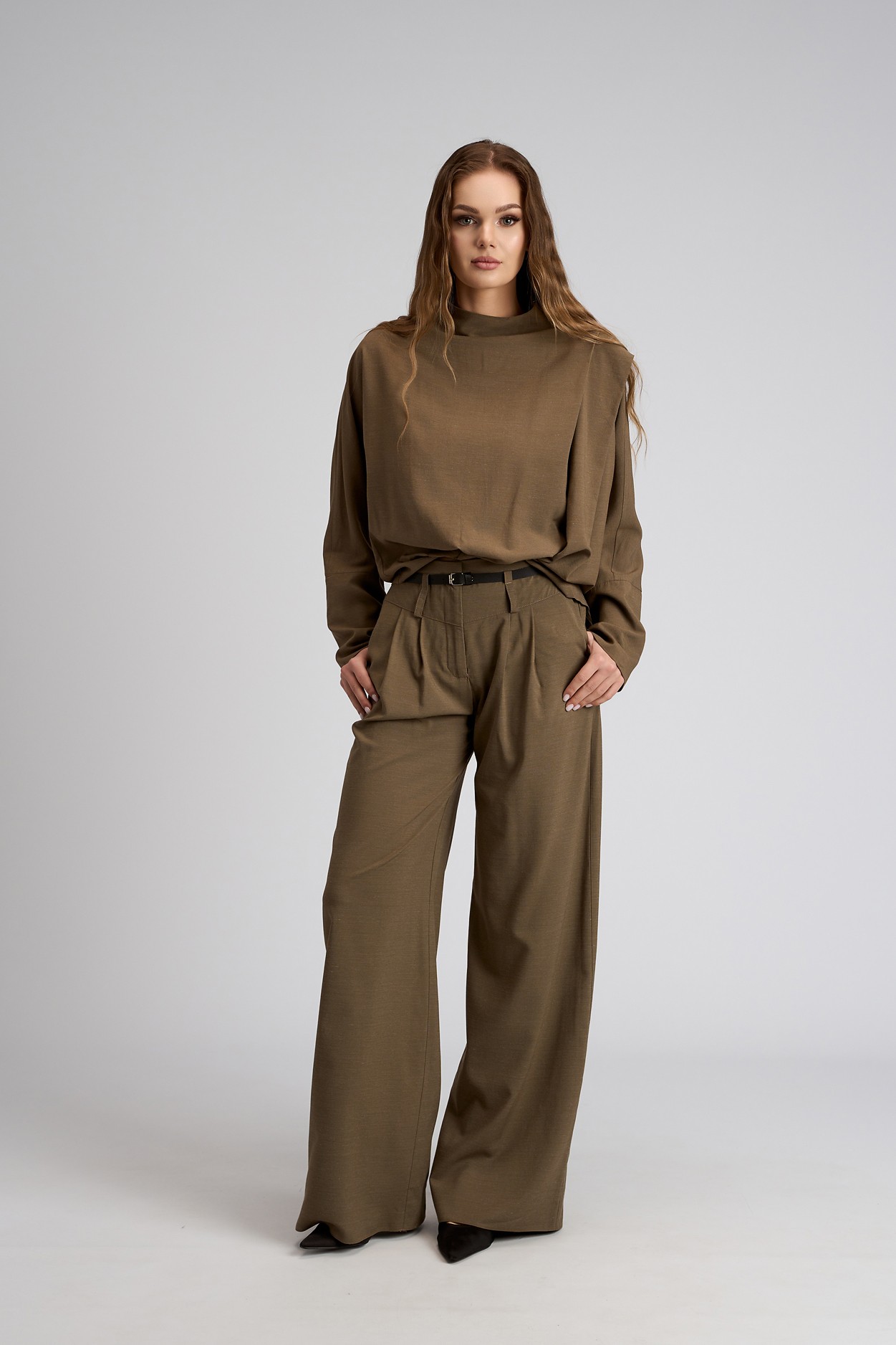 Pantaloni largi din stofă cu pliuri laterale si betelie cu gaici Nadia