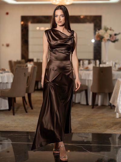 Rochie lungă din satin maro Malvina