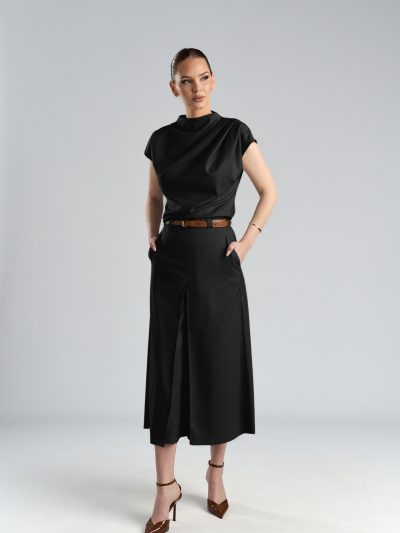 Bluză elegantă neagră din vâscoză cu drapaj pe umăr Rina