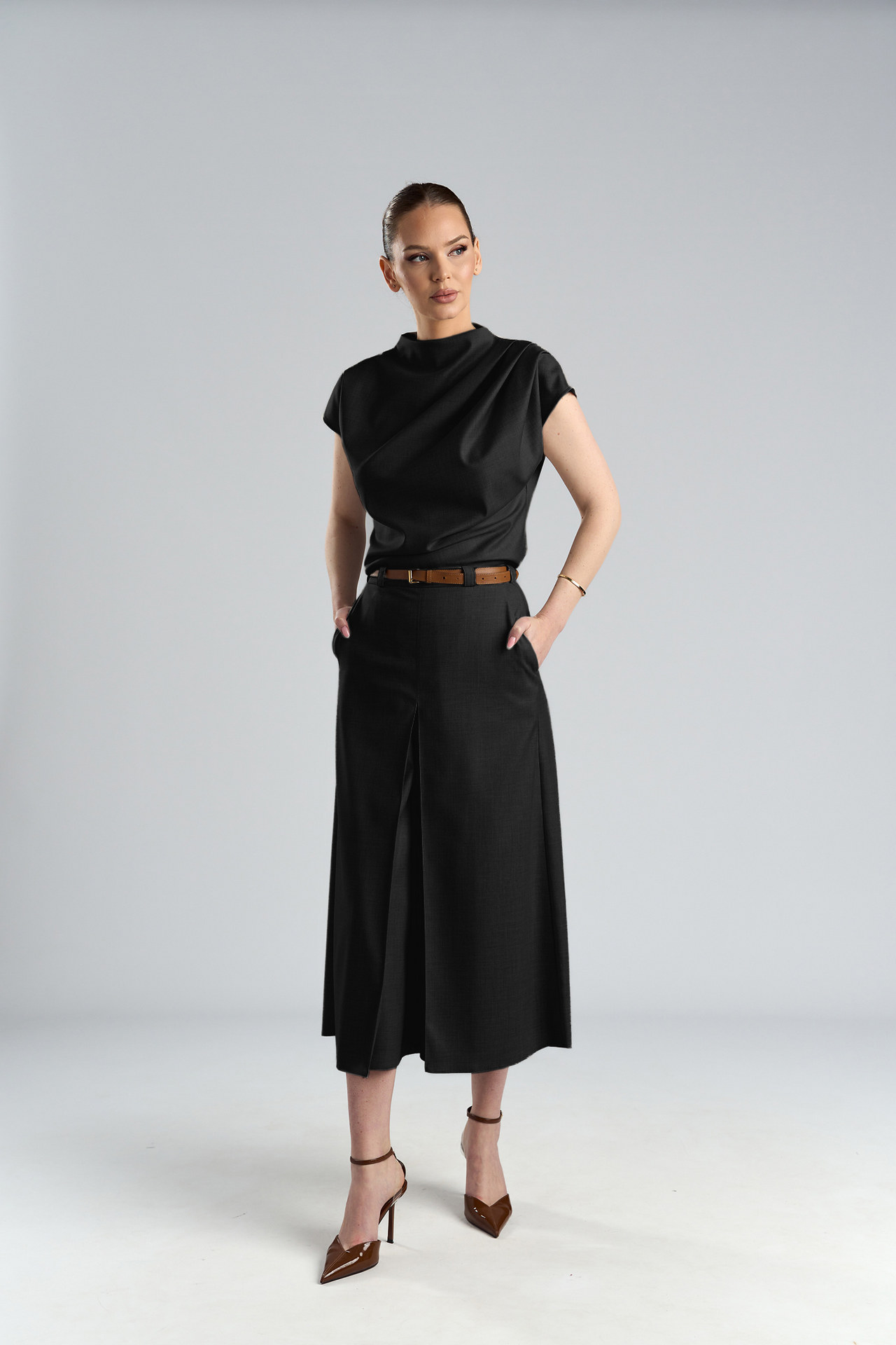 Bluză elegantă neagră din vâscoză cu drapaj pe umăr Rina