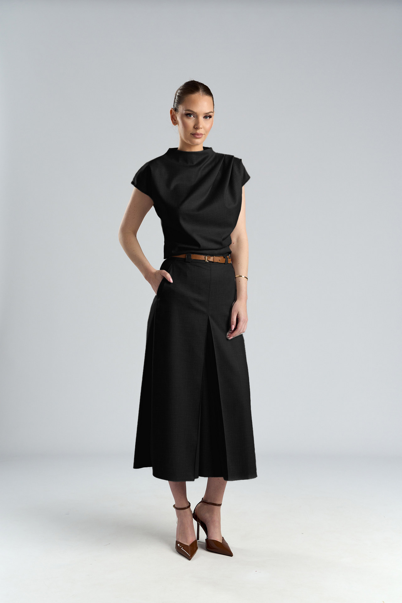 Bluză elegantă neagră din vâscoză cu drapaj pe umăr Rina - imagine 2